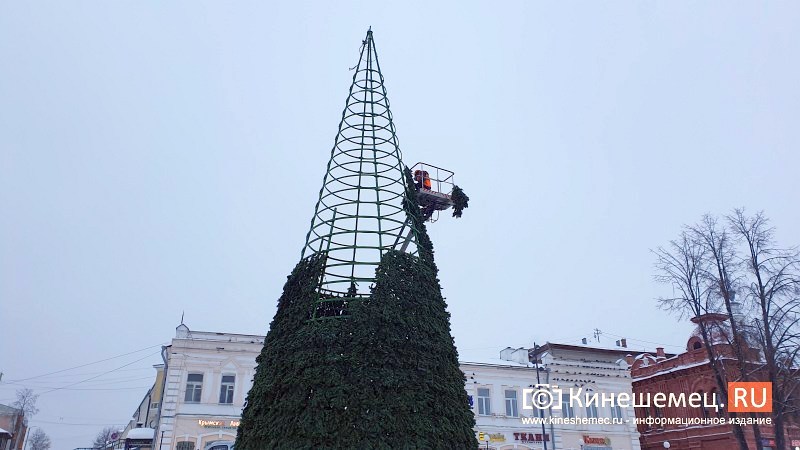 В Кинешме завершается установка главной новогодней елки
