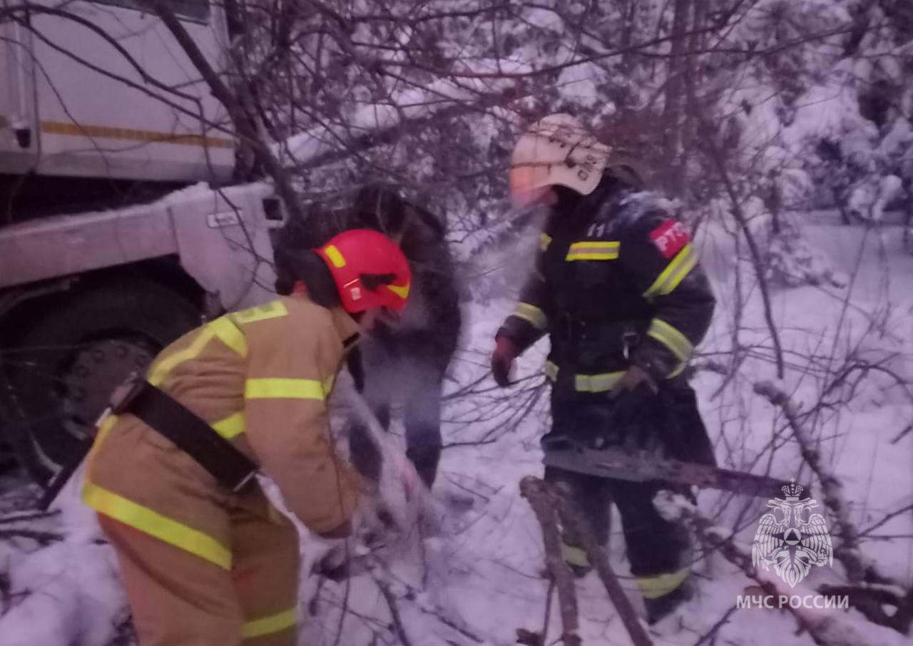 Тела погибших на дороге Иваново-Ярославль водителей извлекли при помощи гидравлического инструмента