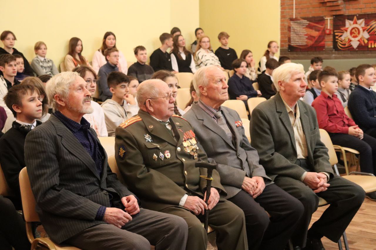 Ветераны вооруженных сил Кинешмы провели урок Мужества в Дьячевской школе