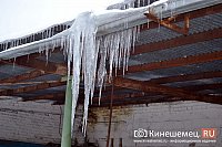 Куда обращаться, если на крышах и карнизах домов скопилась наледь?