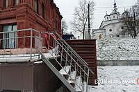 Суд обязал принять разваливающуюся лестницу у Красных рядов в муниципальную собственность