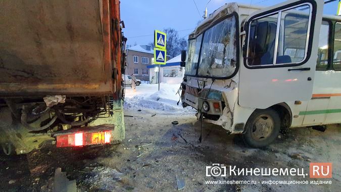 На перекрестке ул.50-летия Комсомола - Сеченова автобус врезался в мусоровоз