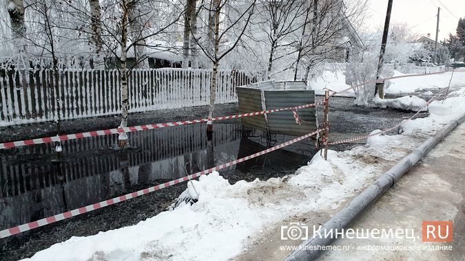 Улицу Декабристов в Кинешме заливает стоками из канализационного коллектора