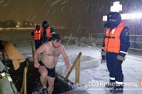 Несмотря на снежный буран кинешемцы пришли окунуться в иордань