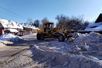 УГХ продолжает расчищать и расширять дороги в микрорайонах города