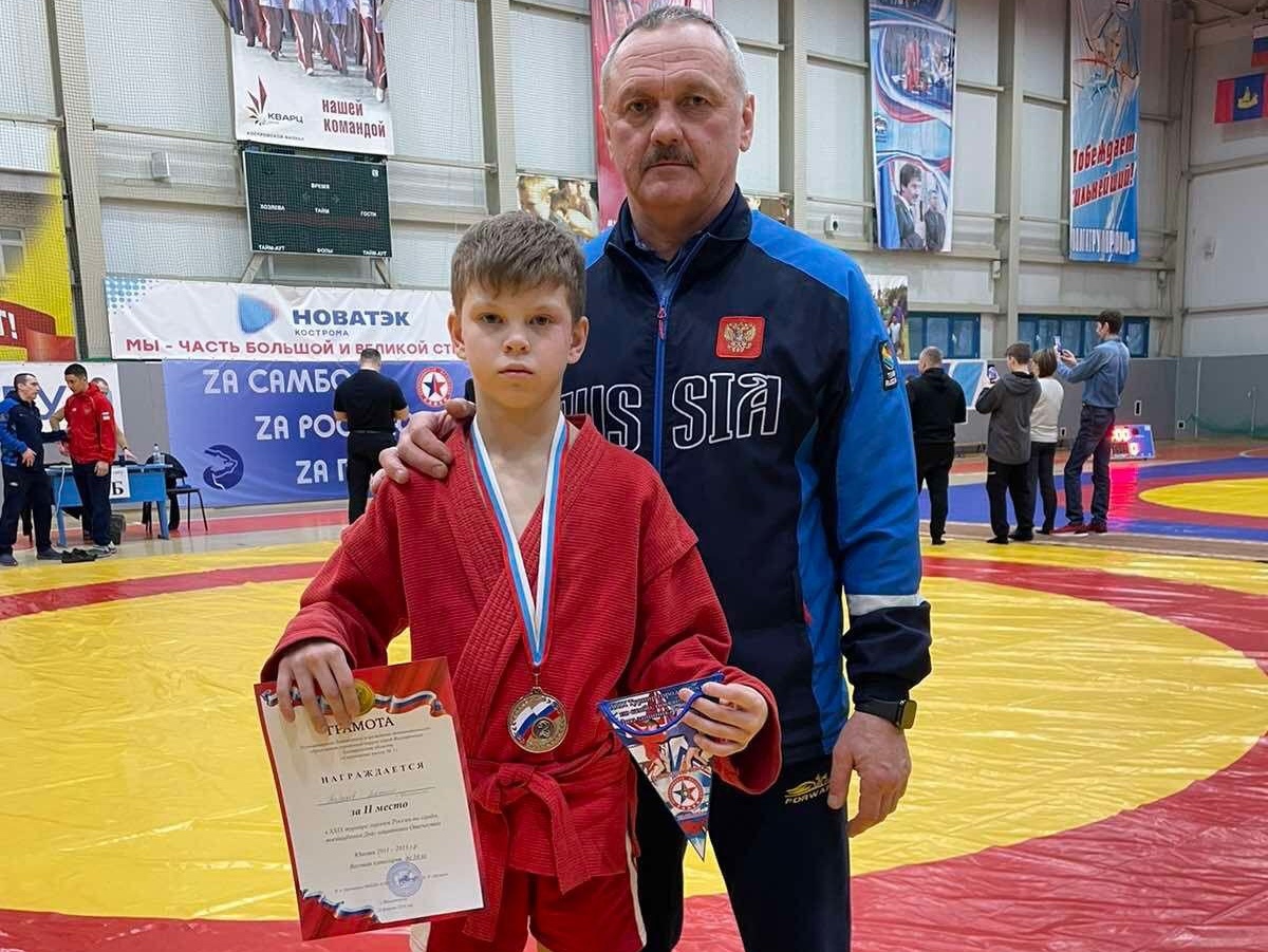 Максим Тарасов завоевал серебро на межрегиональном турнире по самбо