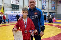 Максим Тарасов завоевал серебро на межрегиональном турнире по самбо