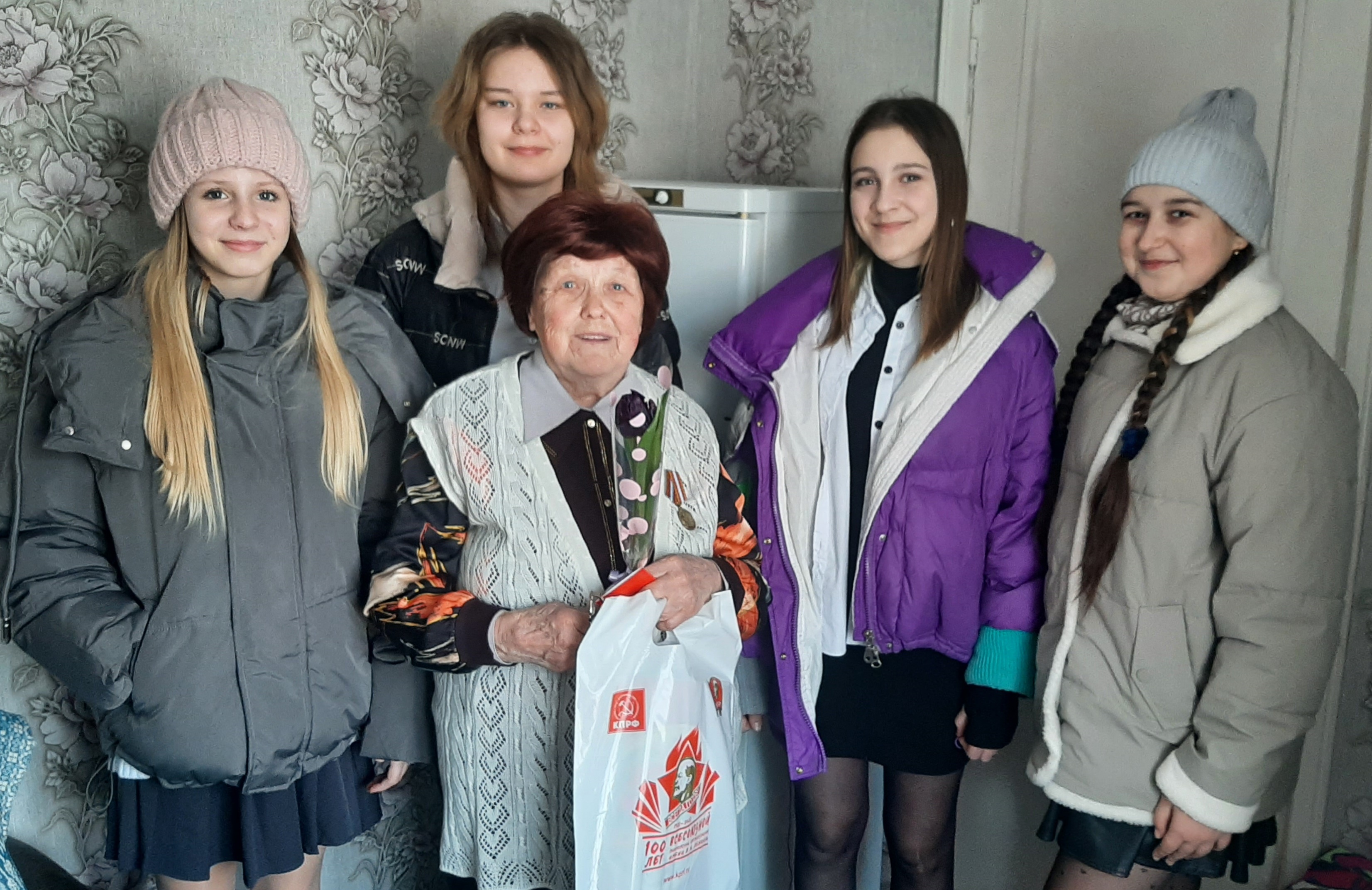 В преддверии 8 Марта пионеры Кинешмы поздравили ветеранов-педагогов