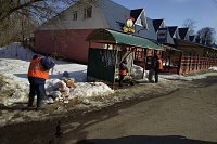 Остановочные павильоны Кинешмы заклеивают рекламой и заваливают мусором