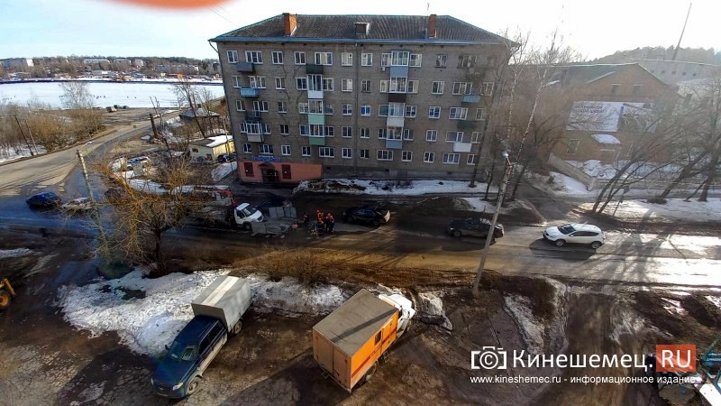 На ул.им.Горького устраняют провал водопроводного колодца
