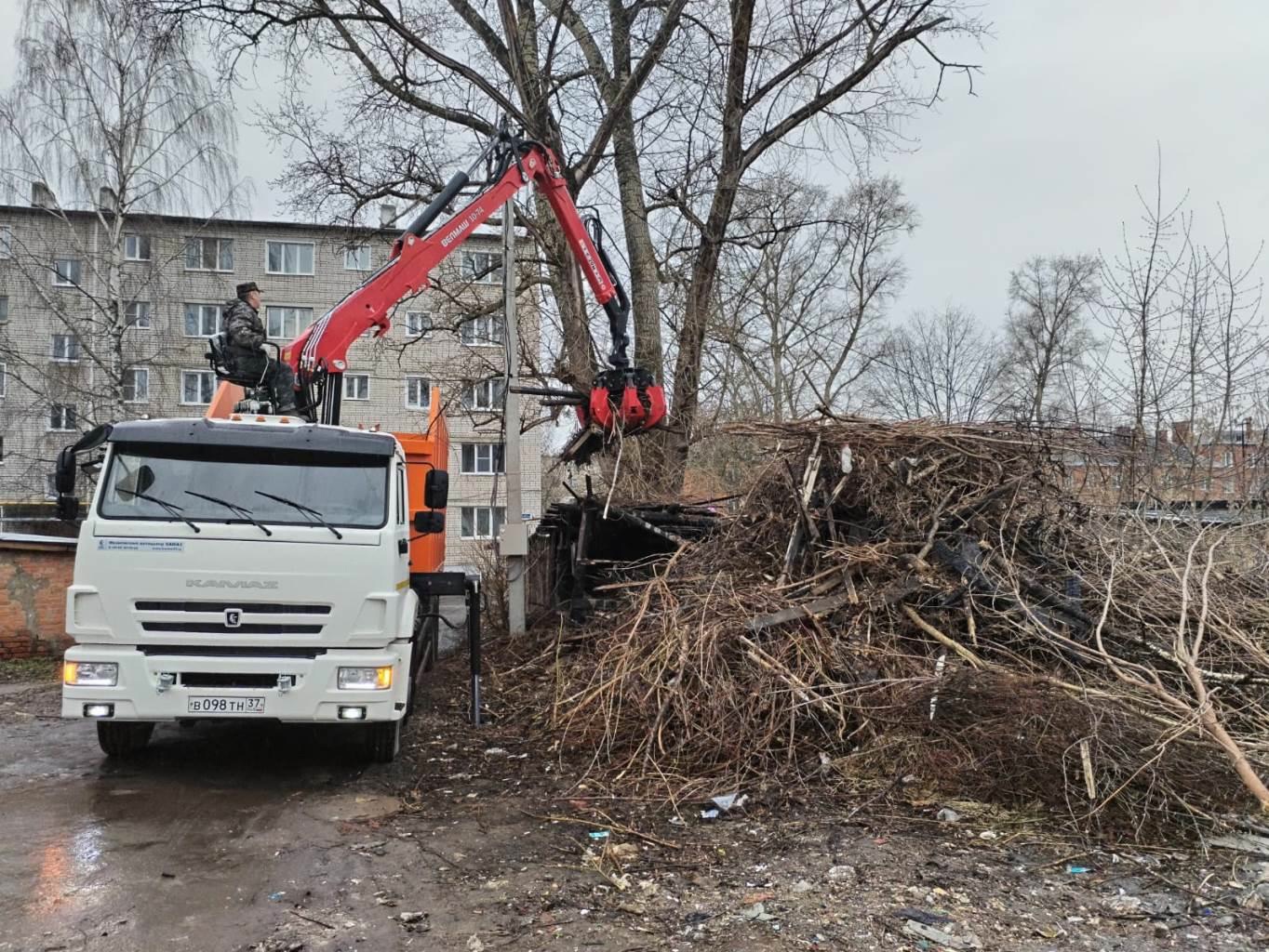 На уборку несанкционированных свалок Кинешмы вышел новый ломовоз