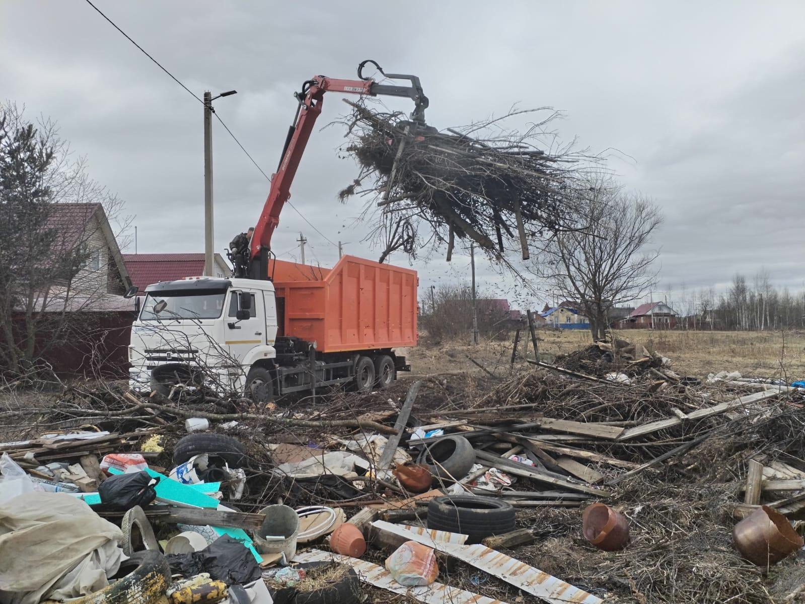 Навалы веток и мусора с улиц Кинешмы вывозят сразу два ломовоза