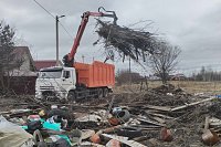 Навалы веток и мусора с улиц Кинешмы вывозят сразу два ломовоза
