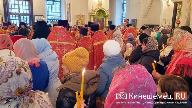 В Троицко-Успенском соборе Кинешмы встретили Благодатный огонь