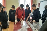 Ученики школы №6 изготовили для музея копию знамени Победы