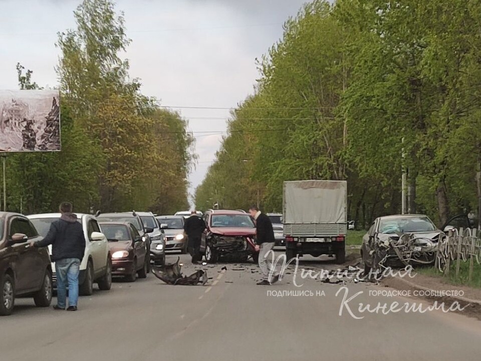 На ул.Маршала Василевского лоб в лоб столкнулись два автомобиля