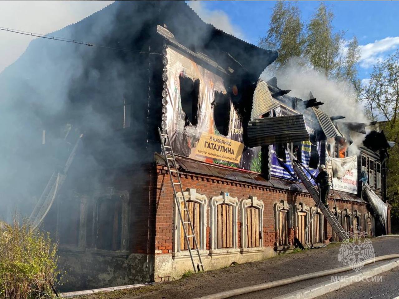 В Наволоках сгорел двухэтажный дом
