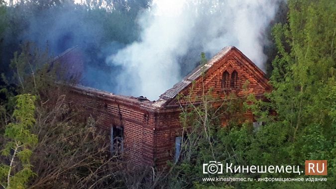 Центр Кинешмы заволокло дымом от горящего у Никольского моста дома