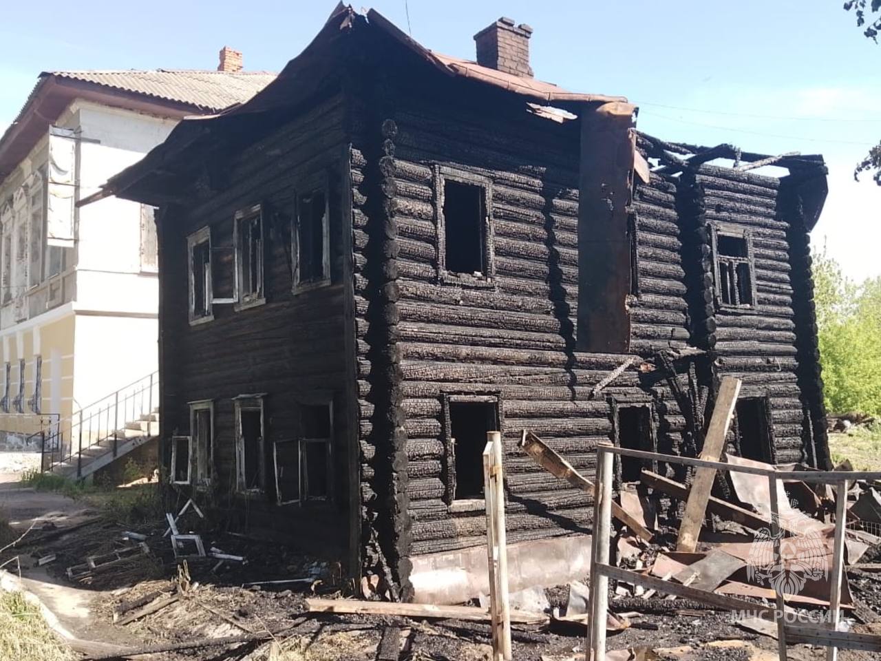 Поджигатели уничтожили нежилой дом на ул.Карла Маркса