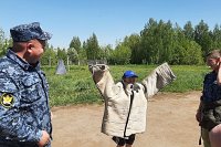 Кинологи кинешемской ИК-3 показали ученикам школ №2 и №6 свою работу