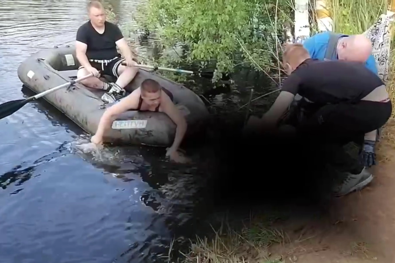 В озере в Заволжске утонул предположительно пьяный мужчина