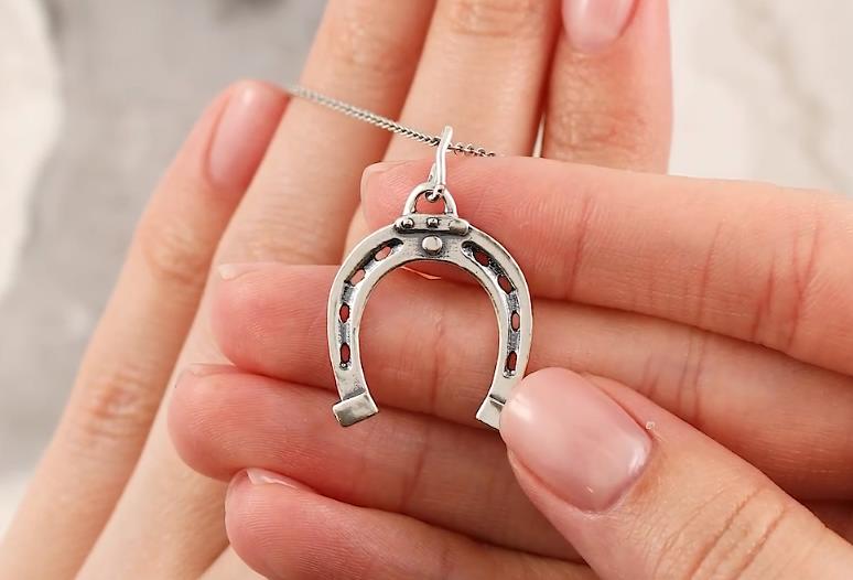 Мужской кулон как элемент стиля