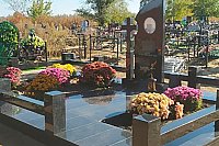 Выбор памятника на могилу: ключевые аспекты для достойного увековечения памяти усопшего