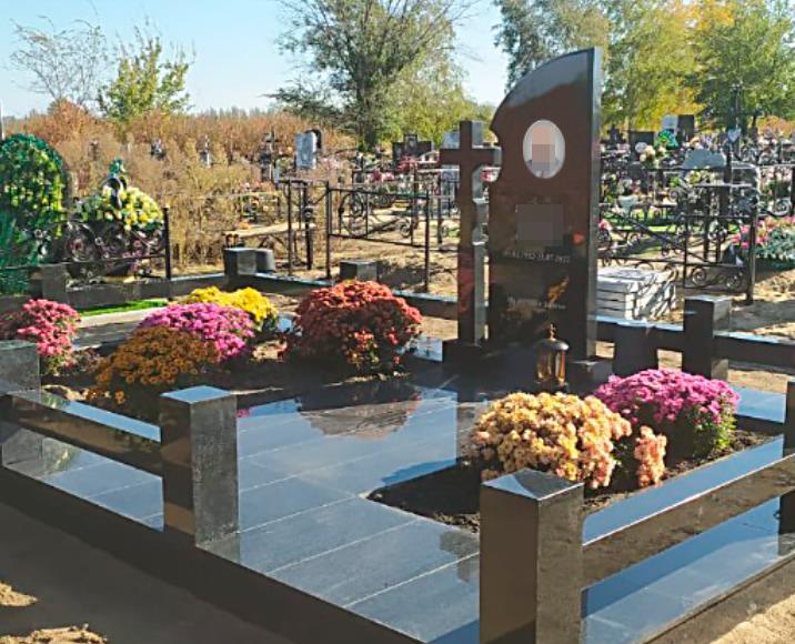 Выбор памятника на могилу: ключевые аспекты для достойного увековечения памяти усопшего