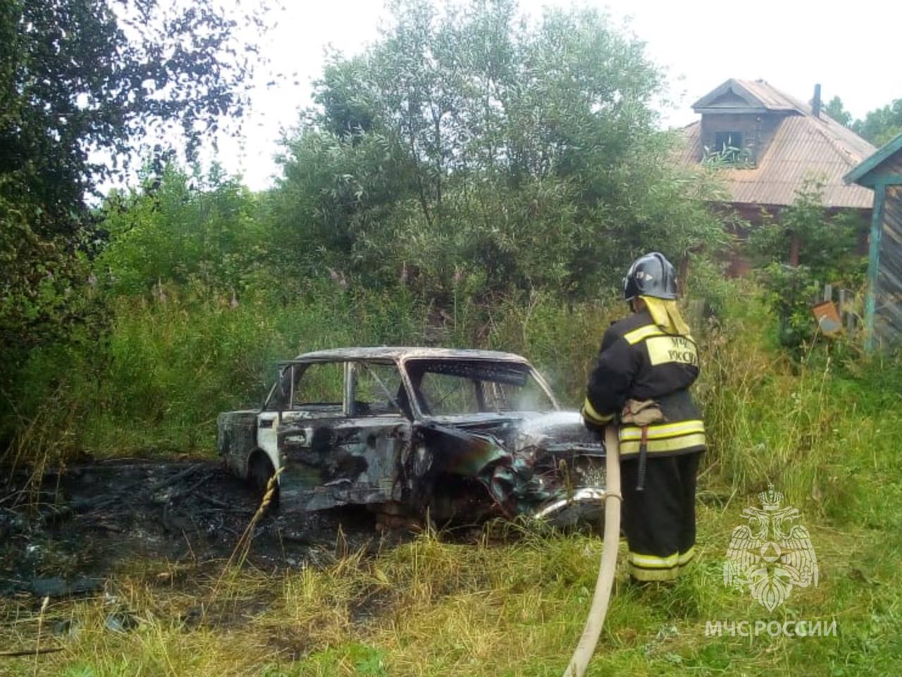 В селе Елнать во время резки на металлолом загорелся автомобиль