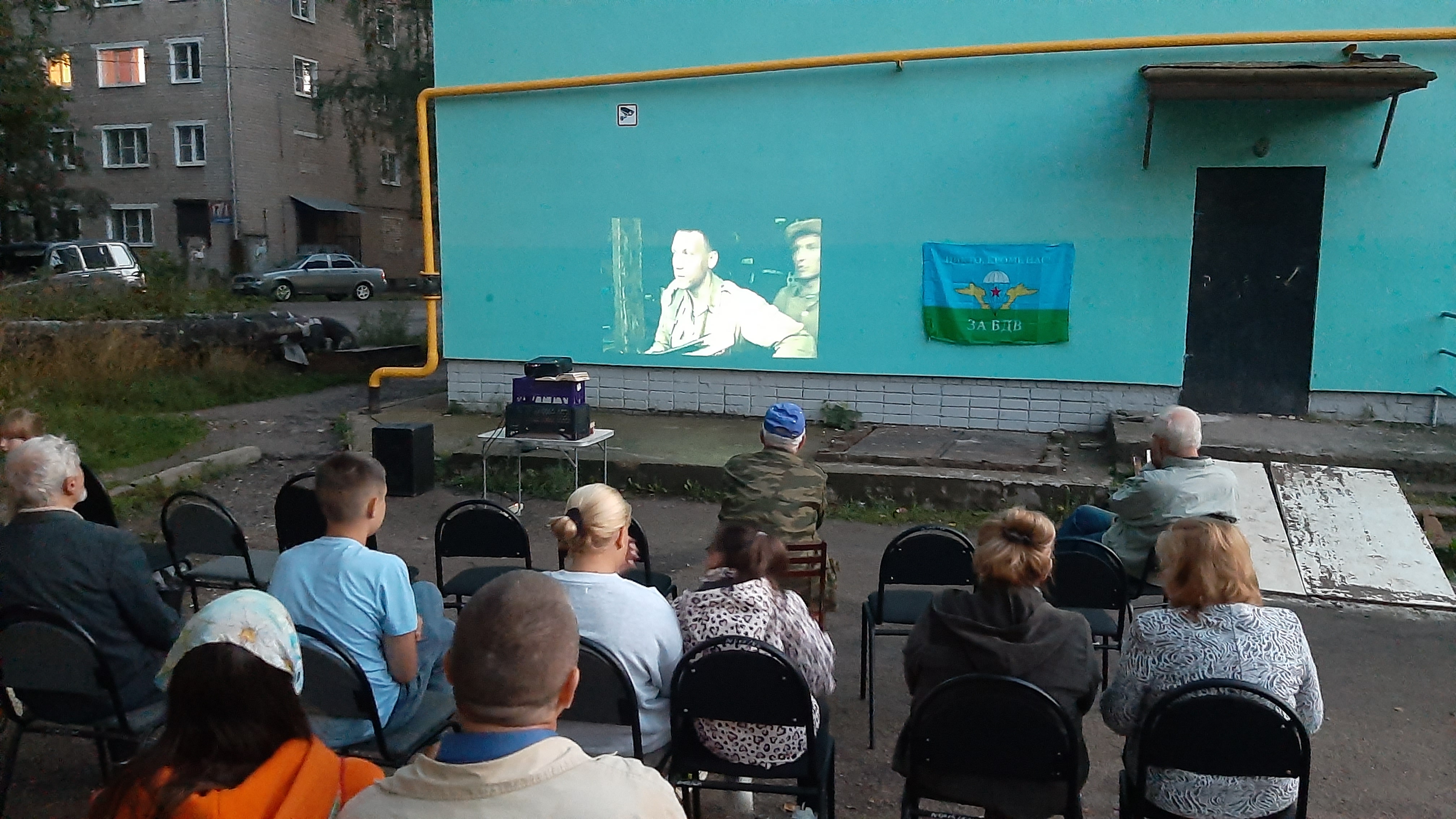 В микрорайоне «Чкаловский» состоялся уличный просмотр фильма «Братство»
