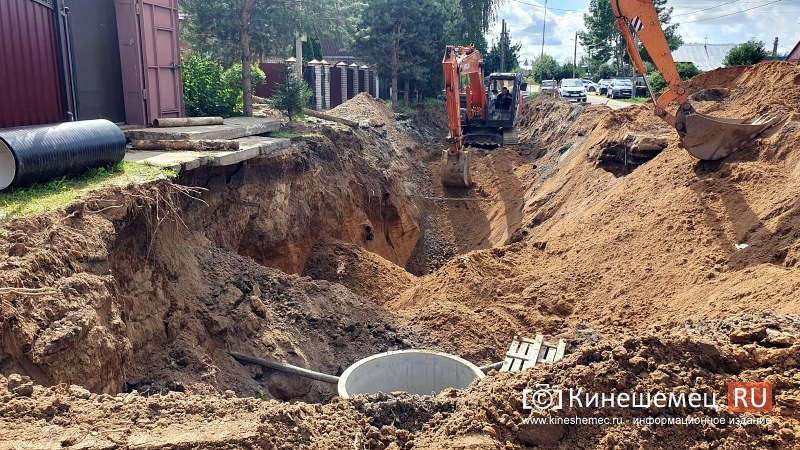 На ул.Декабристов меняют часть коллектора, стоки из которого заливали дома