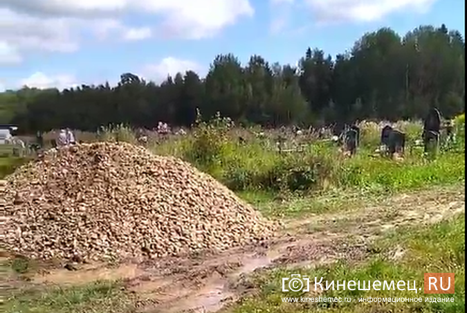 Власти Кинешемского района свалили стройматериалы и сломали дорогу на кладбище «Корба»