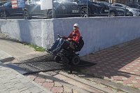 На нижней набережной Волжского бульвара установили пандус для проезда маломобильных граждан