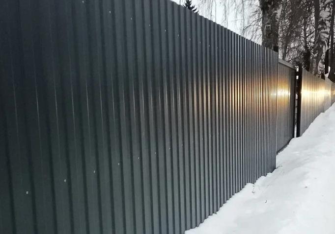 Заборы из профнастила: прочный и долговечный выбор для ограждения