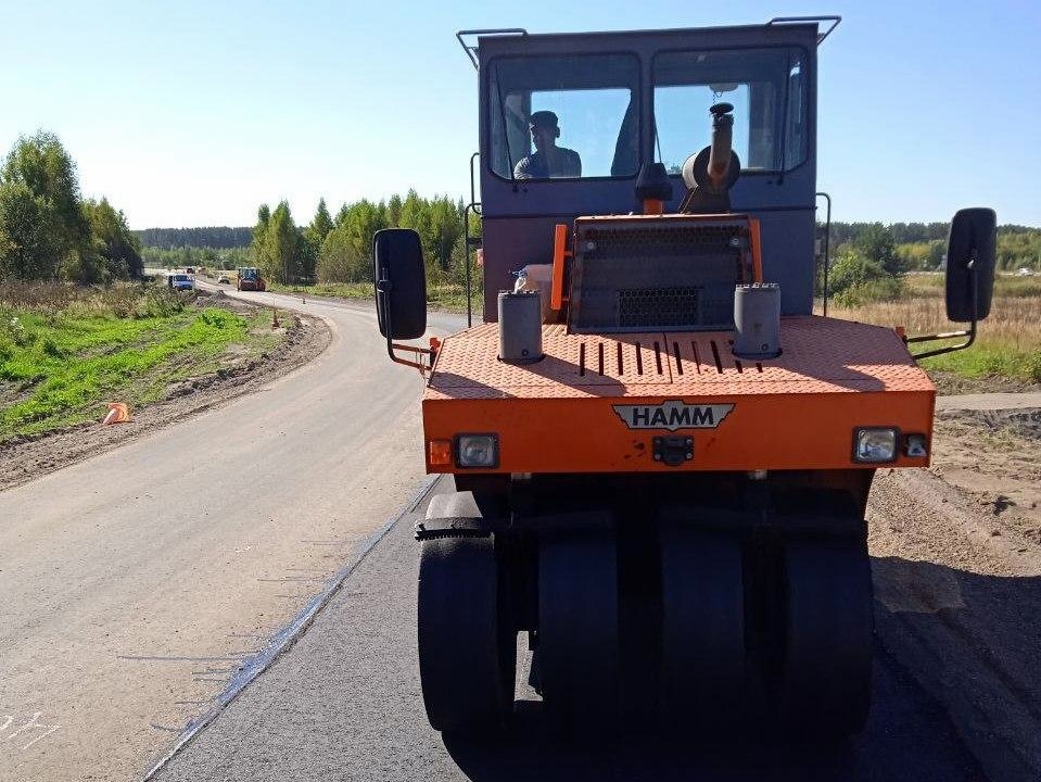 В селе Первомайский продолжается ремонт дороги по ул. Садовой