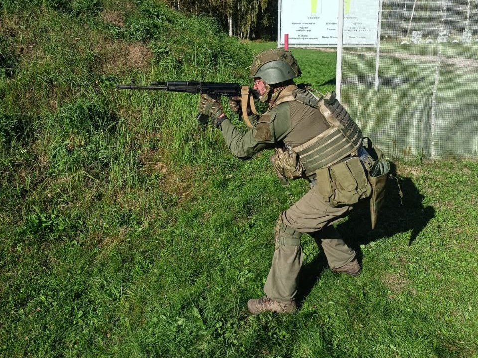 Воспитанники клуба «Ратник» постреляли из АК-74 и пулемета ПКМ на полигоне академии РХБЗ