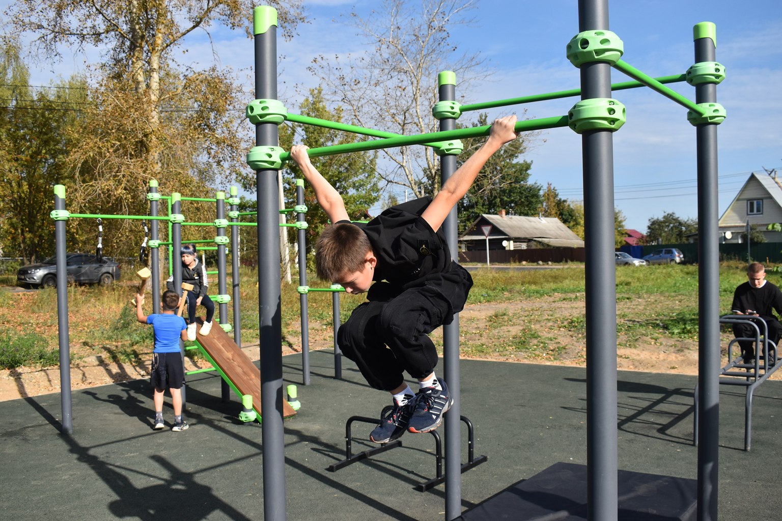 На ул.Гагарина завершено строительство площадки для занятий воркаутом