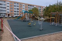 На детской площадке на ул.Фурманова установили безопасное покрытие