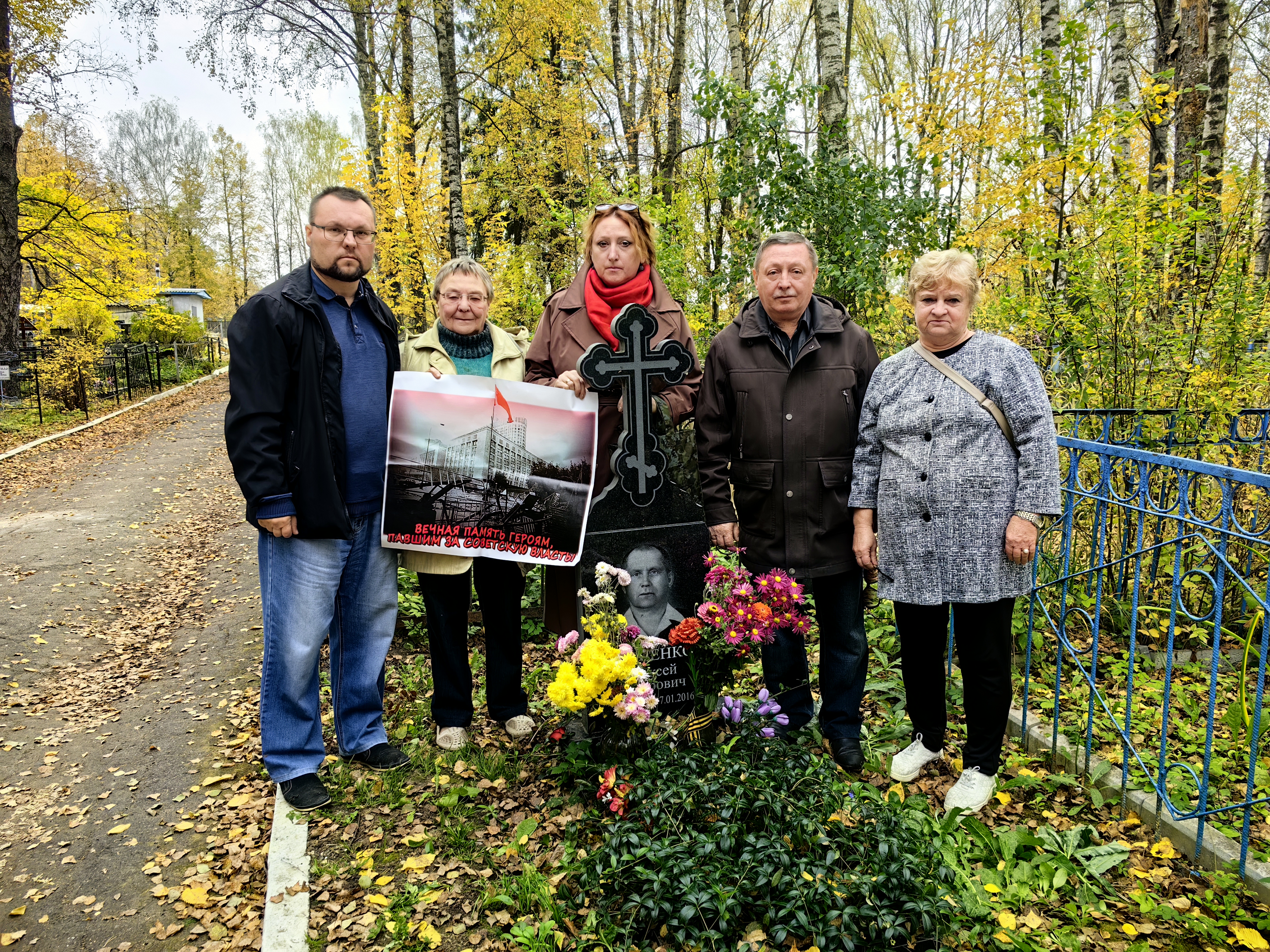 Коммунисты Кинешмы возложили цветы к могиле защитника Дома Советов Алексея Дядченко