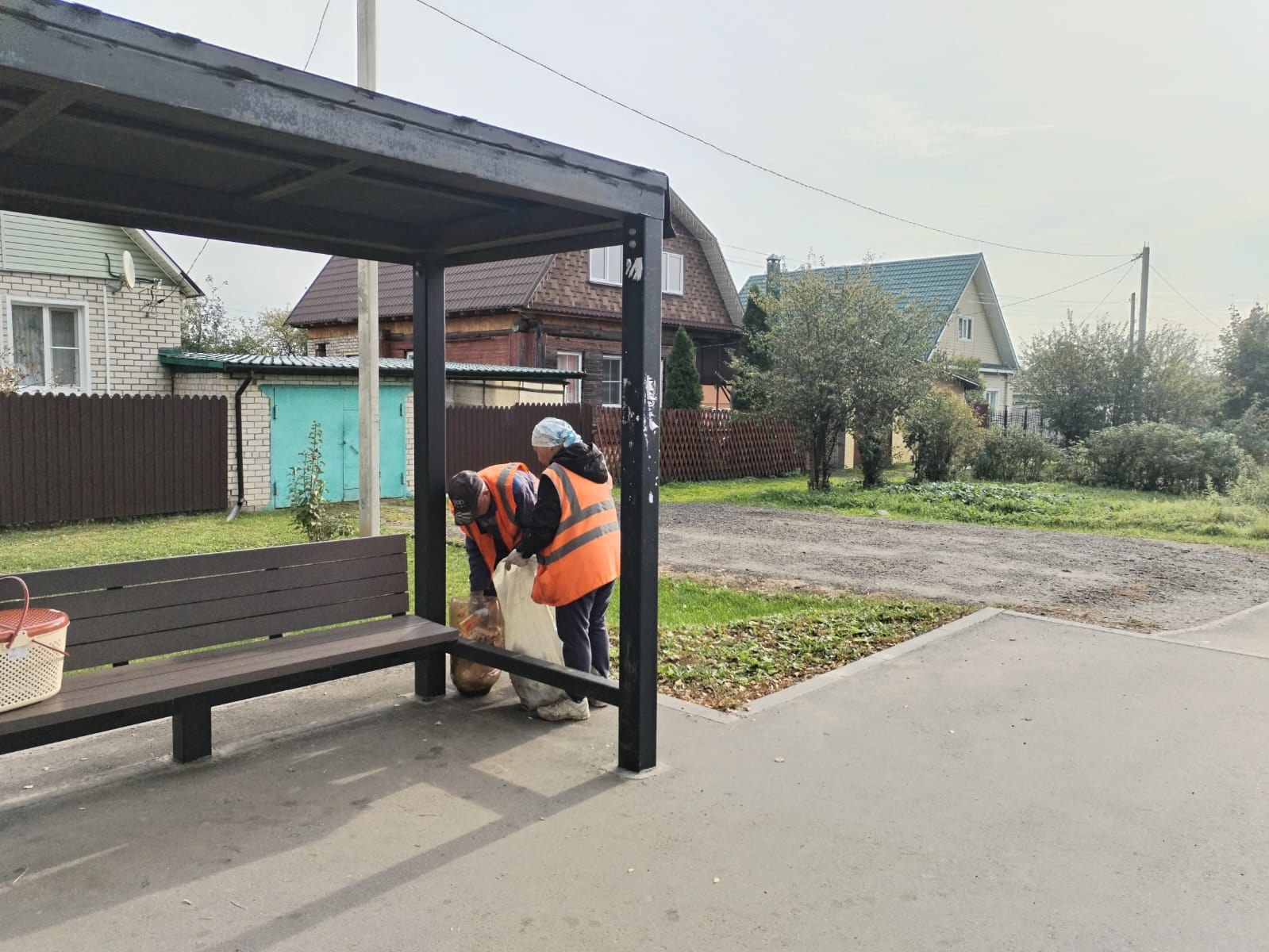 УГХ продолжает очищать от мусора и грязи кинешемские остановки