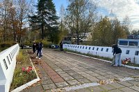 Волонтеры очистили от мусора территорию у обелиска в микрорайоне «Томна»