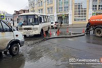 Коммунальщики залили центр Кинешмы жижей из водопровода