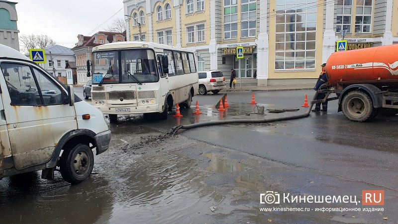 Коммунальщики залили центр Кинешмы жижей из водопровода