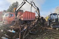 УГХ продолжает вывозить мусор с контейнерных площадок и улиц города