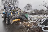 Бригада УГХ собирает автопокрышки с контейнерных площадок Кинешмы