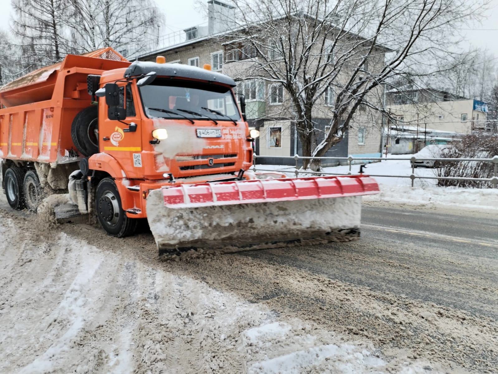 На улицах города продолжает работать техника УГХ