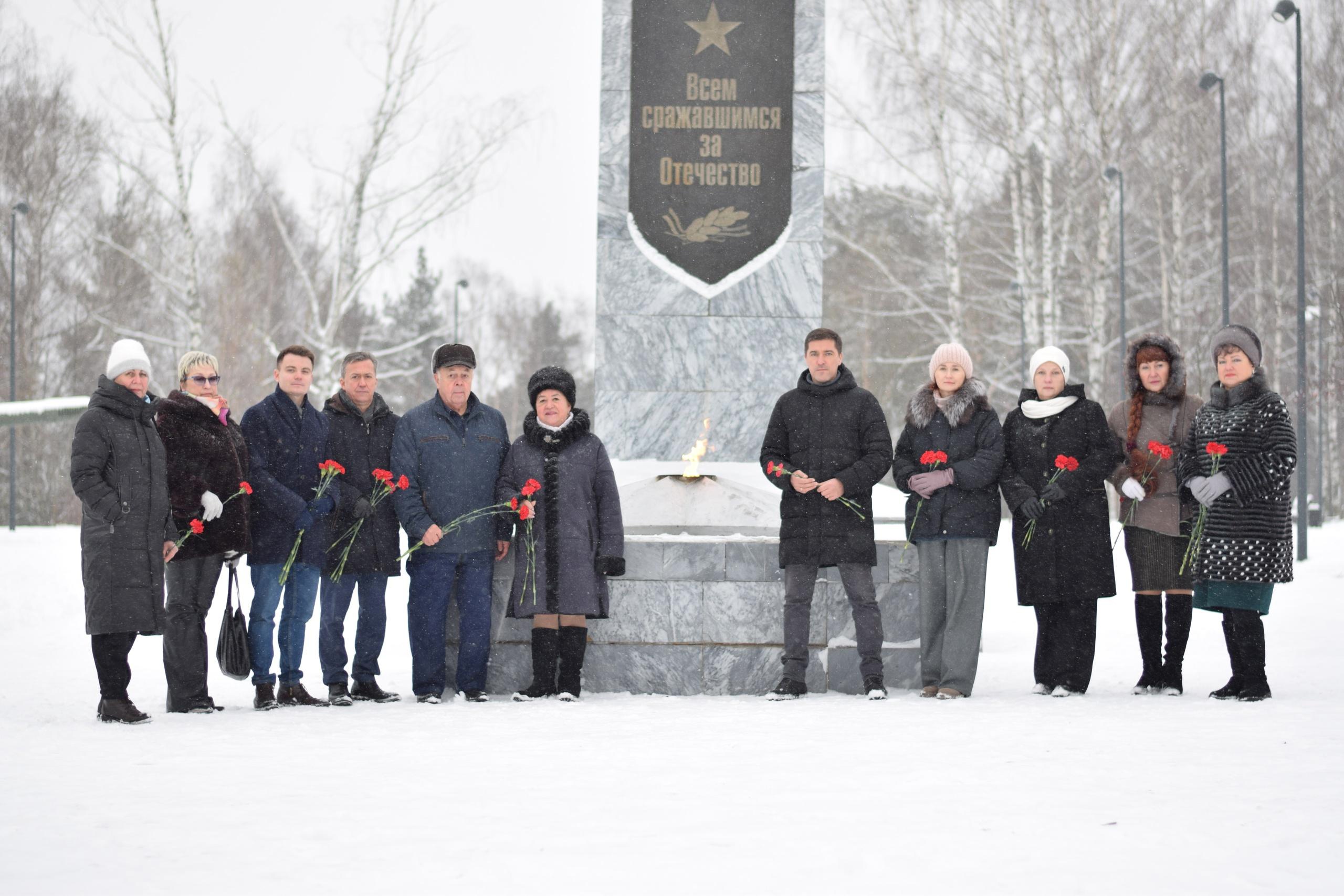 В День Героев Отечества в Кинешме возложили цветы к памятным знакам и обелискам