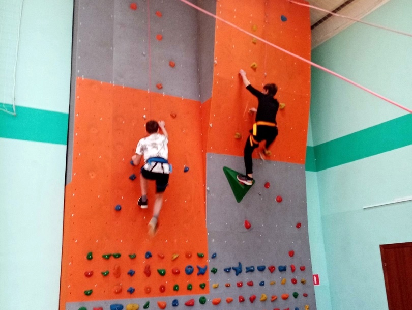 В школе №18 прошли соревнования по скалолазанию на скорость