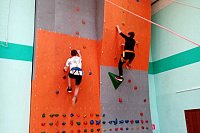 В школе №18 прошли соревнования по скалолазанию на скорость