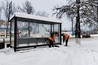 УГХ расчищает от снега остановочные площадки